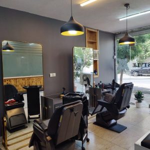 آرایشگر مردانه با مشتری