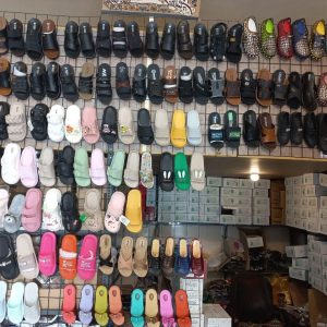 فروش کفش و صندل‌های مخصوص راهپیمایی اربعین