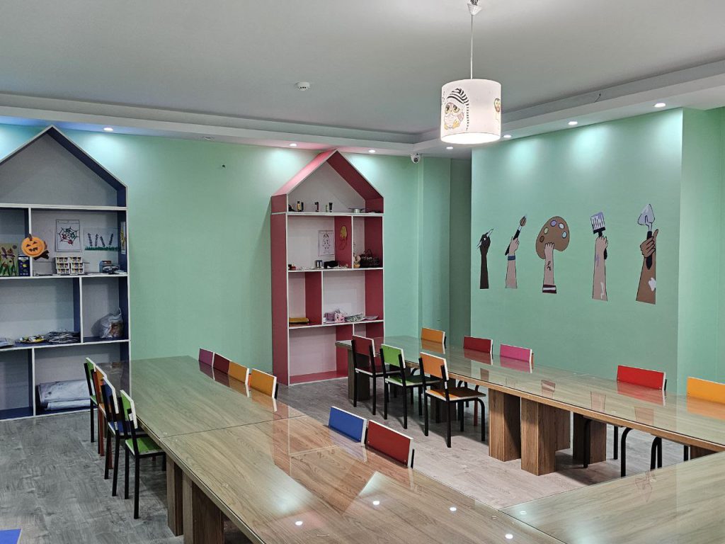 کودکستان و پیش دبستانی سفیران پردیس واقع در تهرانپارس غربی