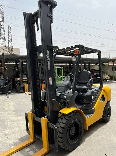 فروش انواع لیفتراک دیزلی ۳تن ۵تن ۱۰تن کانتینری در شیراز