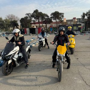 آموزشگاه موتورسیکلت بانوان